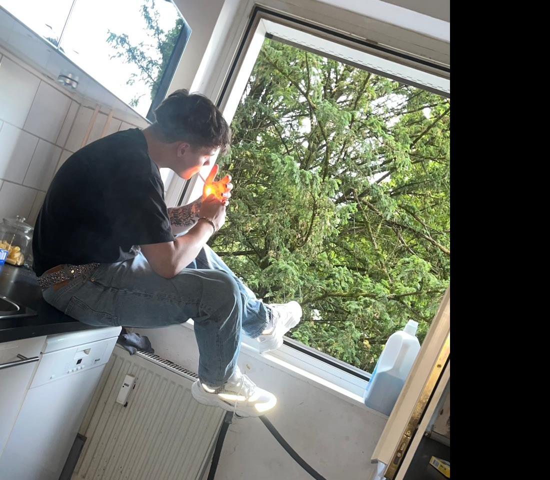Wastedlife am Fenster